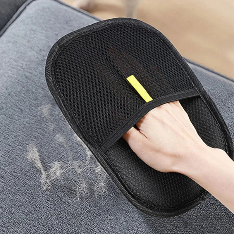 Gant anti-poils Happet retirant efficacement les poils de chien et de chat sur un canapé en tissu