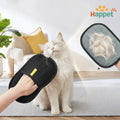 Gant anti-poils Happet utilisé pour brosser un chat blanc, avec démonstration des poils captés sur la surface du gant — toilettage chien et chat réutilisable