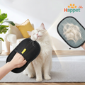 Gant anti-poils Happet utilisé pour brosser un chat blanc, avec démonstration des poils captés sur la surface du gant — toilettage chien et chat réutilisable